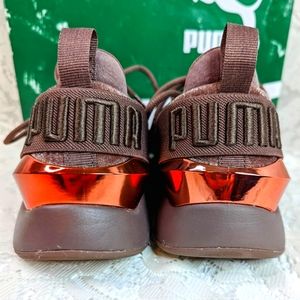 Women's size 6 Puma velvet sneakers